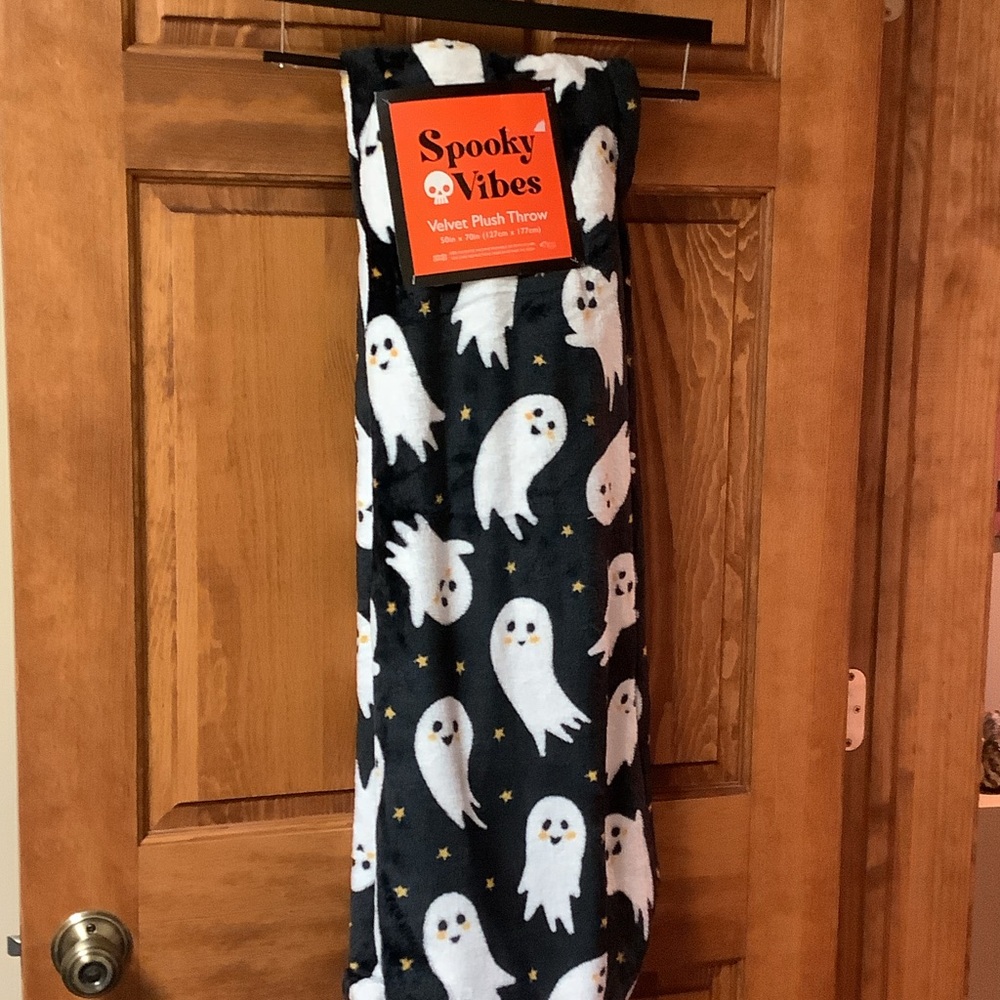 Spooky Vibes Ghost Plush Blanket 👻